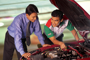 castrol_mechanic_and_client_malaysia_.jpg